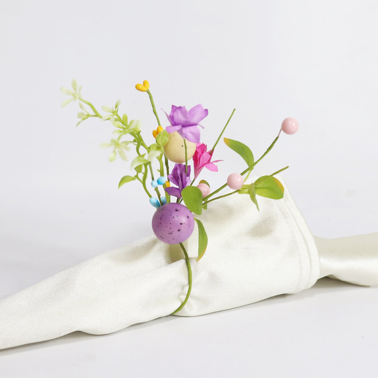 Set di anelli per tovaglioli con fiori finti a forma di uovo di Pasqua - image 4