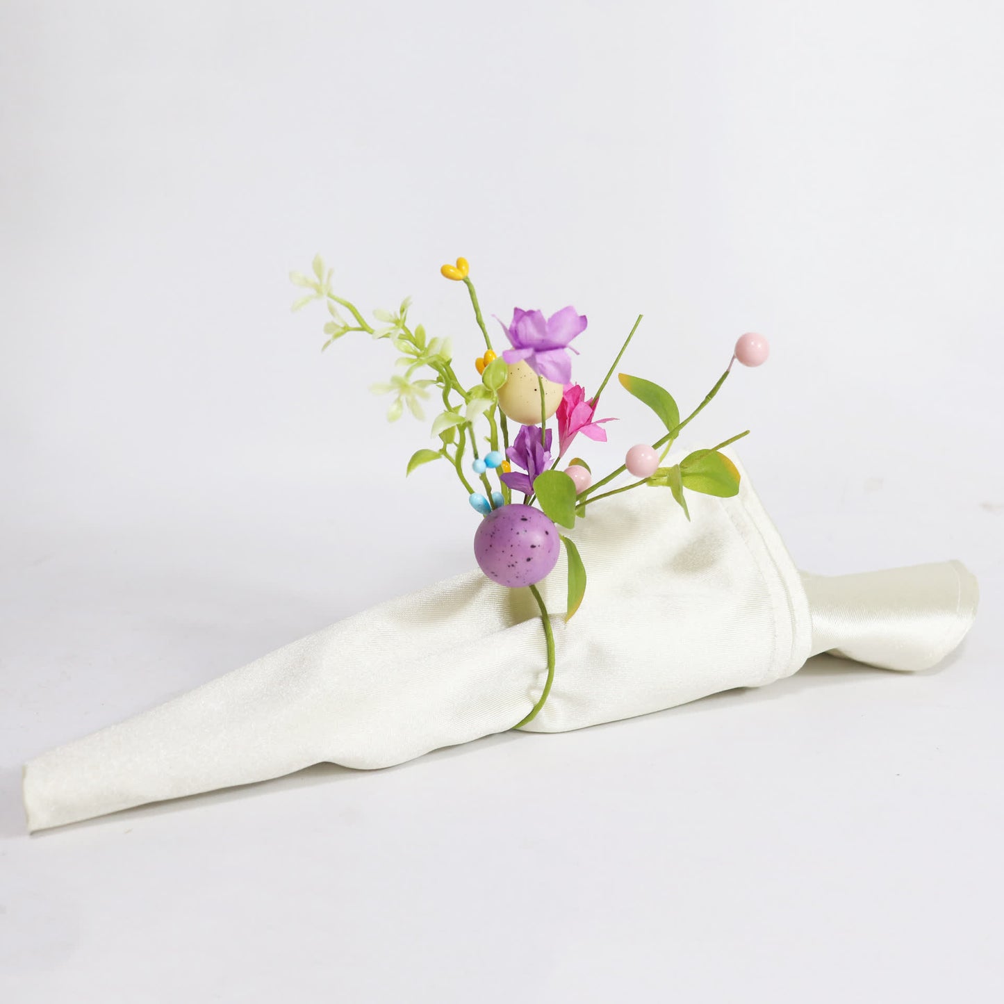 Set di anelli per tovaglioli con fiori finti a forma di uovo di Pasqua - image 3