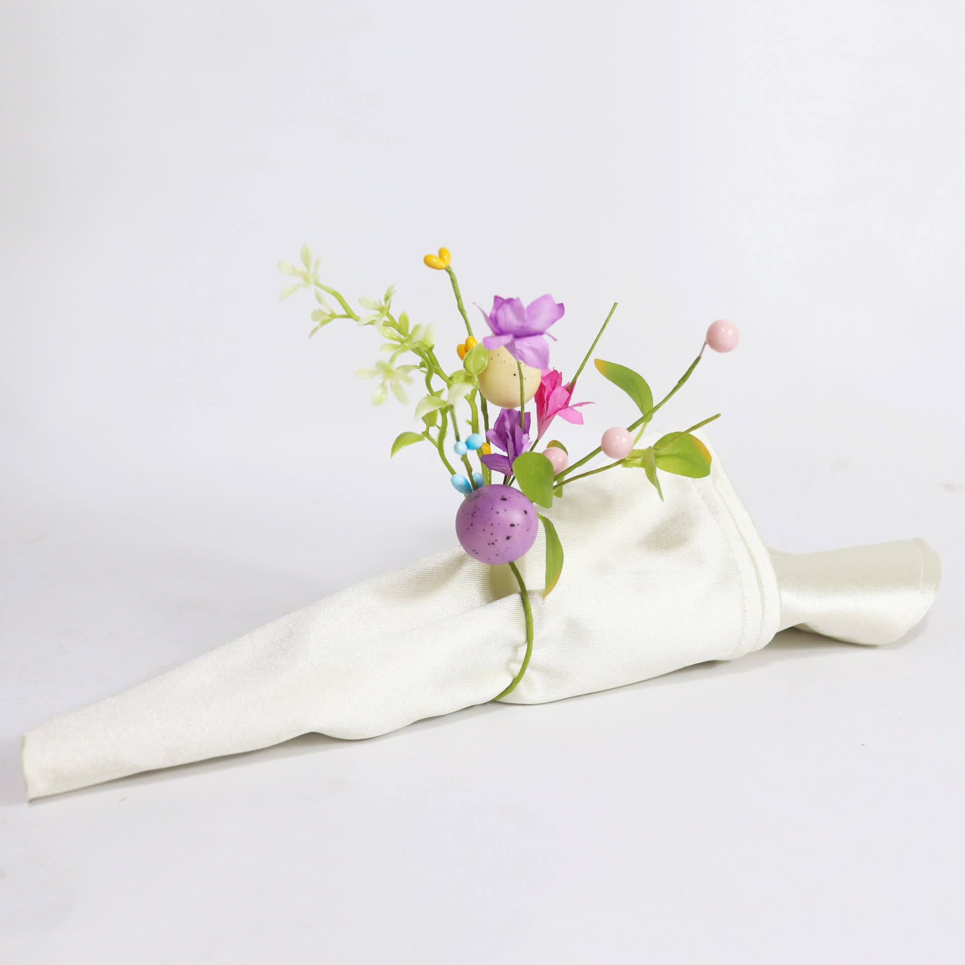 Set di anelli per tovaglioli con fiori finti a forma di uovo di Pasqua - image 3