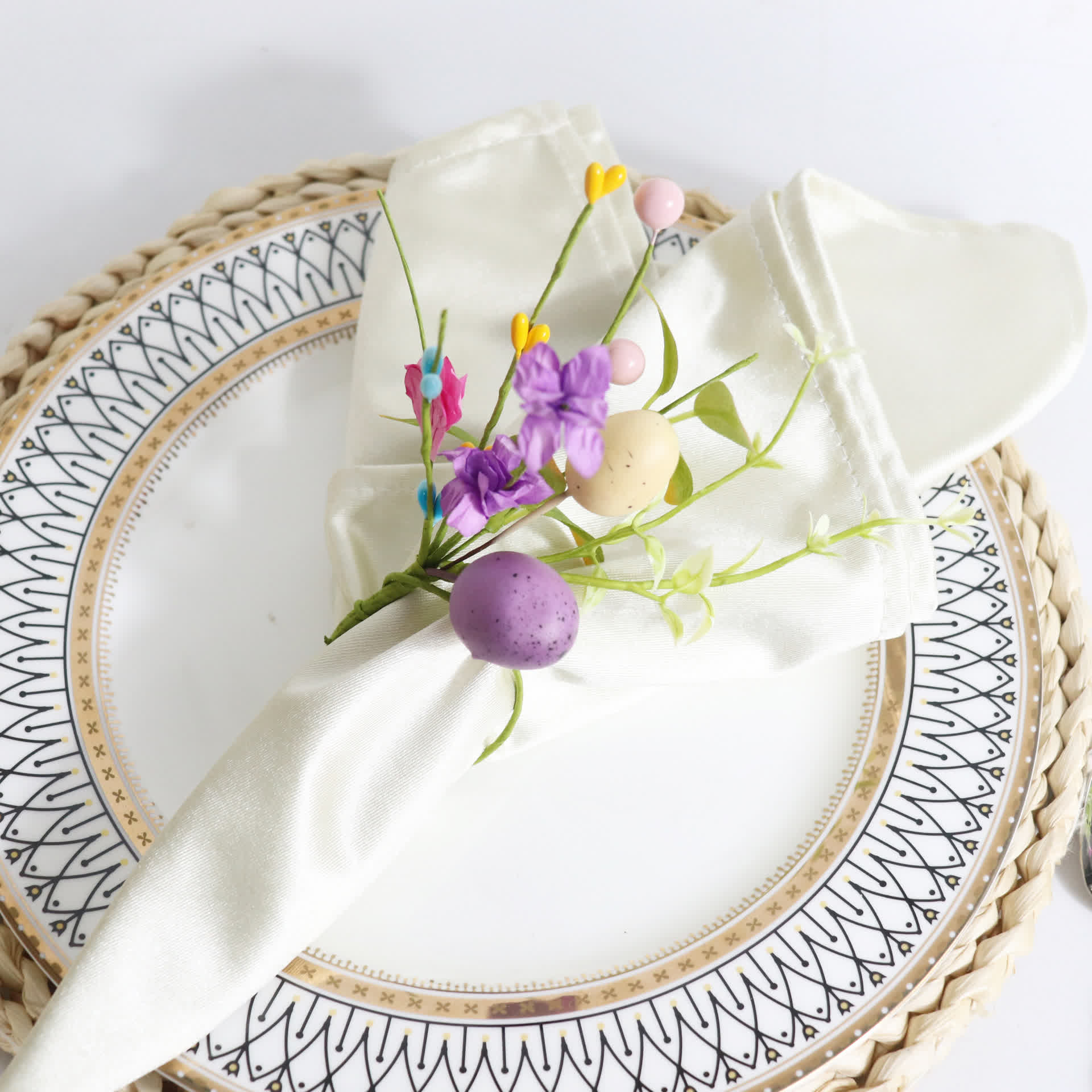 Set di anelli per tovaglioli con fiori finti a forma di uovo di Pasqua - image 2