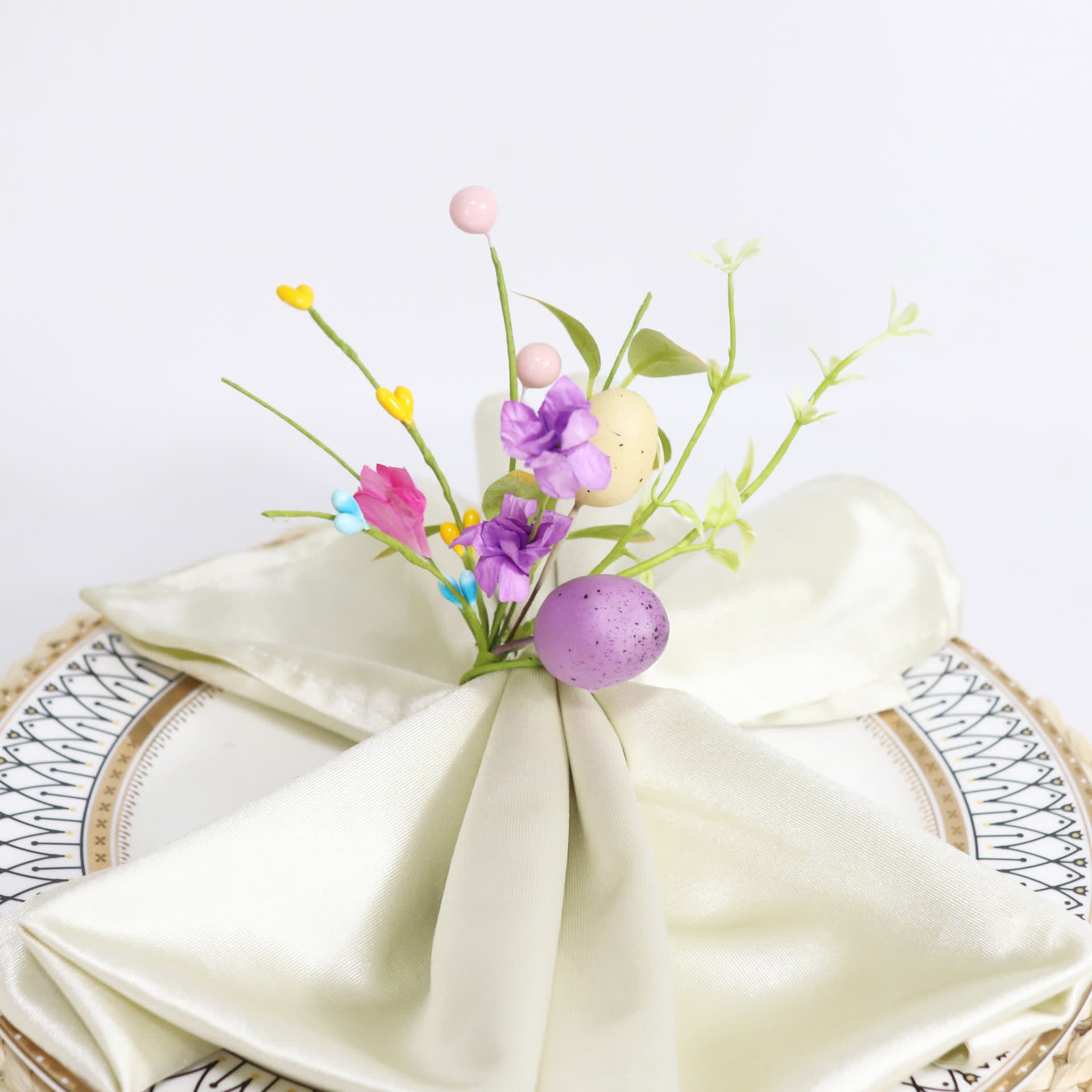 Set di anelli per tovaglioli con fiori finti a forma di uovo di Pasqua - image 5