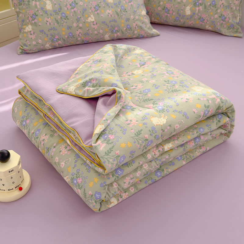 Trapunta in cotone con coniglietto da favola e fiori - image 1