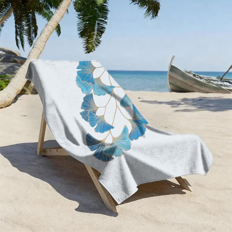 Elegante telo mare con foglie di ginkgo blu. - image 1