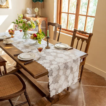 Runner da tavola in pizzo jacquard con motivo camelia - Bianco - 45 cm x 300 cm - image 0