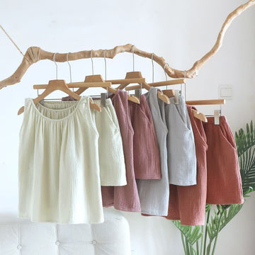 Completo composto da canotta e pantaloncini in doppia garza di cotone. - image 0