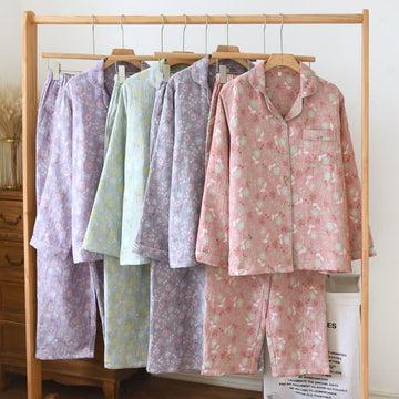 Set pigiama in cotone jacquard con motivo a rose, ispirato allo stile vintage. - image 0