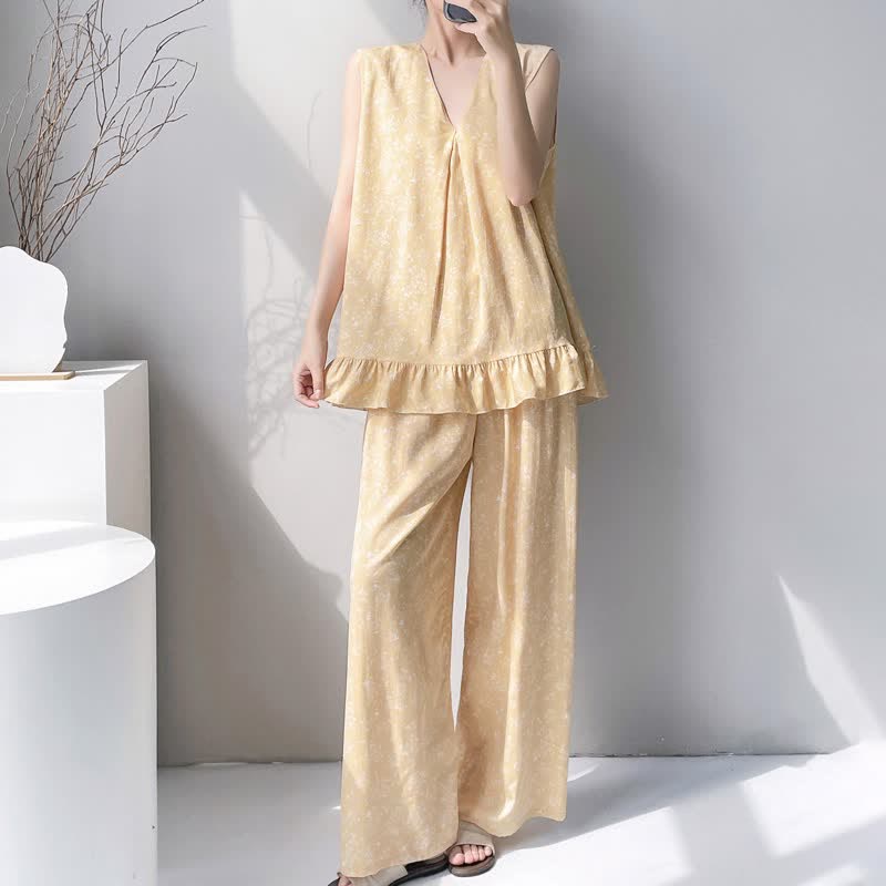 Pigiama composto da canotta e pantaloni con motivo floreale giallo a foglie. - image 1