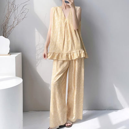 Pigiama composto da canotta e pantaloni con motivo floreale giallo a foglie. - image 1