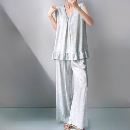 Pigiama composto da canotta e pantaloni con delicata fantasia floreale a foglie. - image 1