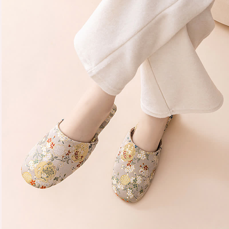 Pantofole da casa in raso ricamato in stile Chinoiserie - image 10