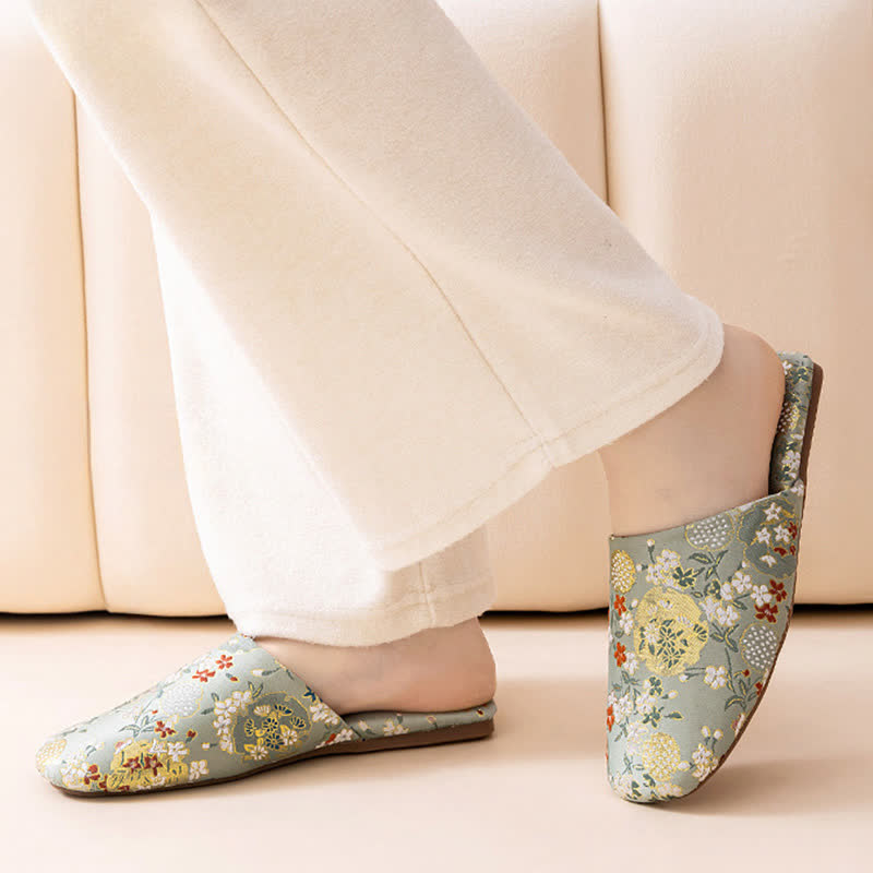Pantofole da casa in raso ricamato in stile Chinoiserie - image 9