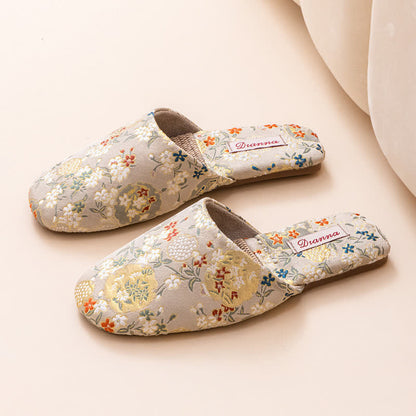 Pantofole da casa in raso ricamato in stile Chinoiserie - Beige - L - image 11