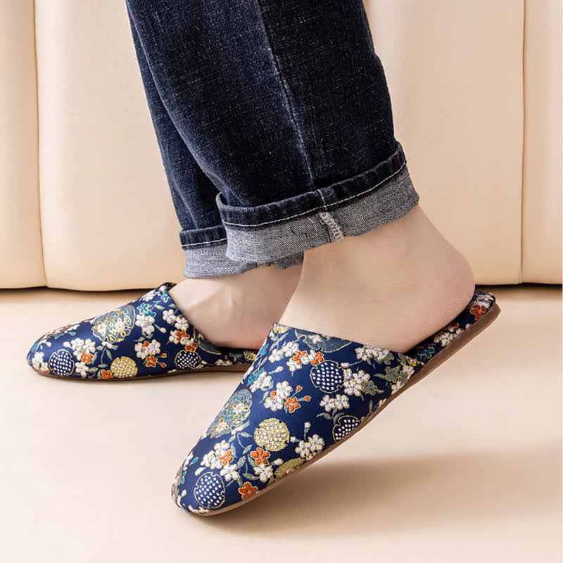 Pantofole da casa in raso ricamato in stile Chinoiserie - image 13