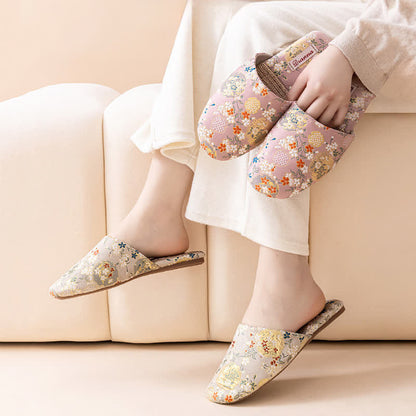Pantofole da casa in raso ricamato in stile Chinoiserie - image 1