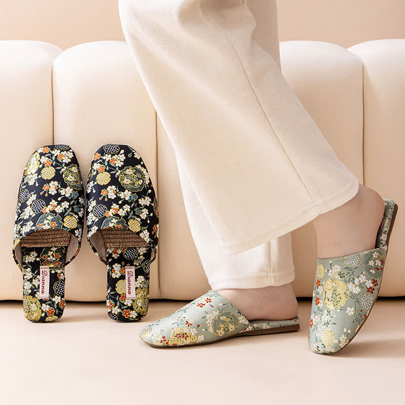 Pantofole da casa in raso ricamato in stile Chinoiserie - image 2