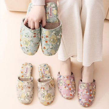 Pantofole da casa in raso ricamato in stile Chinoiserie - image 0