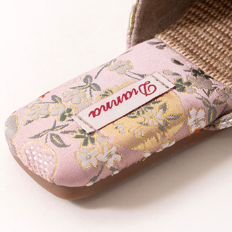 Pantofole da casa in raso ricamato in stile Chinoiserie - image 7