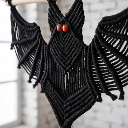 Decorazione da parete a forma di pipistrello in macramè gotico con nappe. - image 1