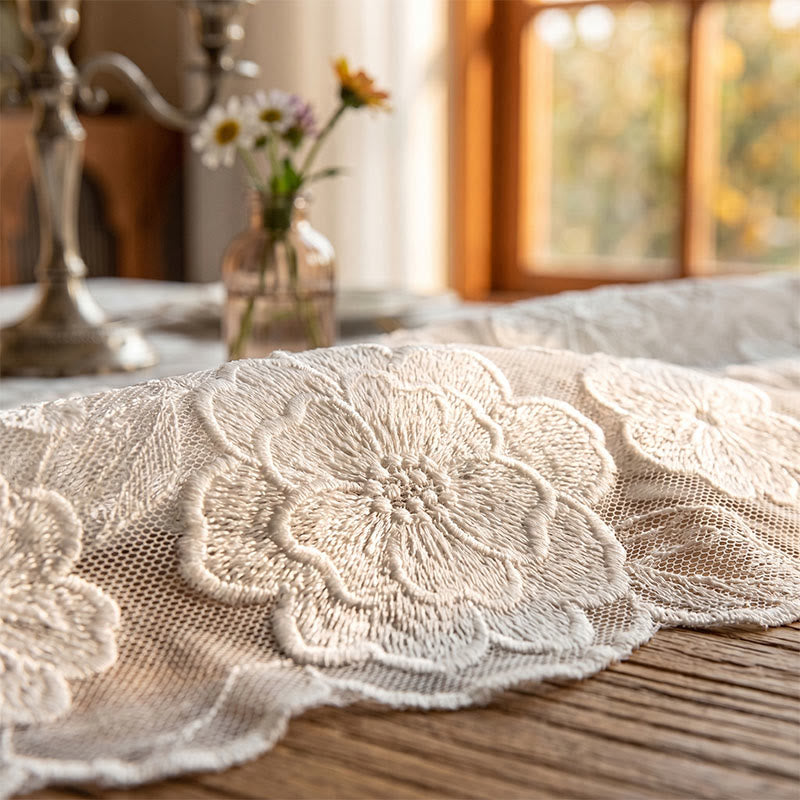 Tovaglia jacquard con motivo a pizzo di camelie - image 3