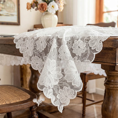 Tovaglia jacquard con motivo a pizzo di camelie - image 2