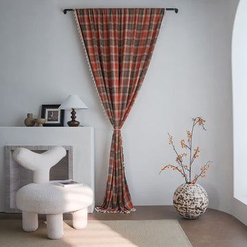 Tenda a pieghe con nappe in stile rustico color ruggine a quadri. - image 0