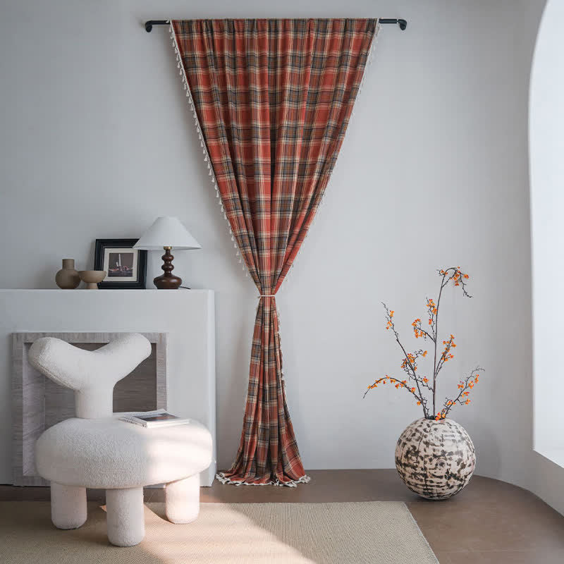 Tenda a pieghe con nappe in stile rustico color ruggine a quadri. - image 0