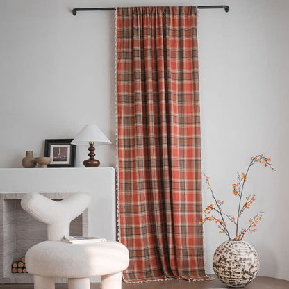 Tenda a pieghe con nappe in stile rustico color ruggine a quadri. - image 2