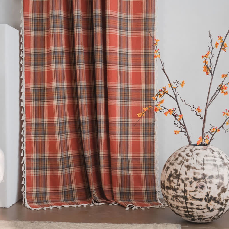 Tenda a pieghe con nappe in stile rustico color ruggine a quadri. - image 3
