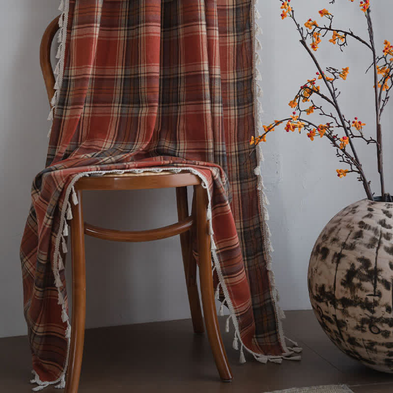 Tenda a pieghe con nappe in stile rustico color ruggine a quadri. - image 7