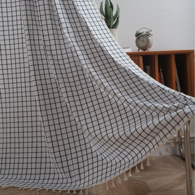Tenda minimalista a quadri bianchi e neri. - image 1