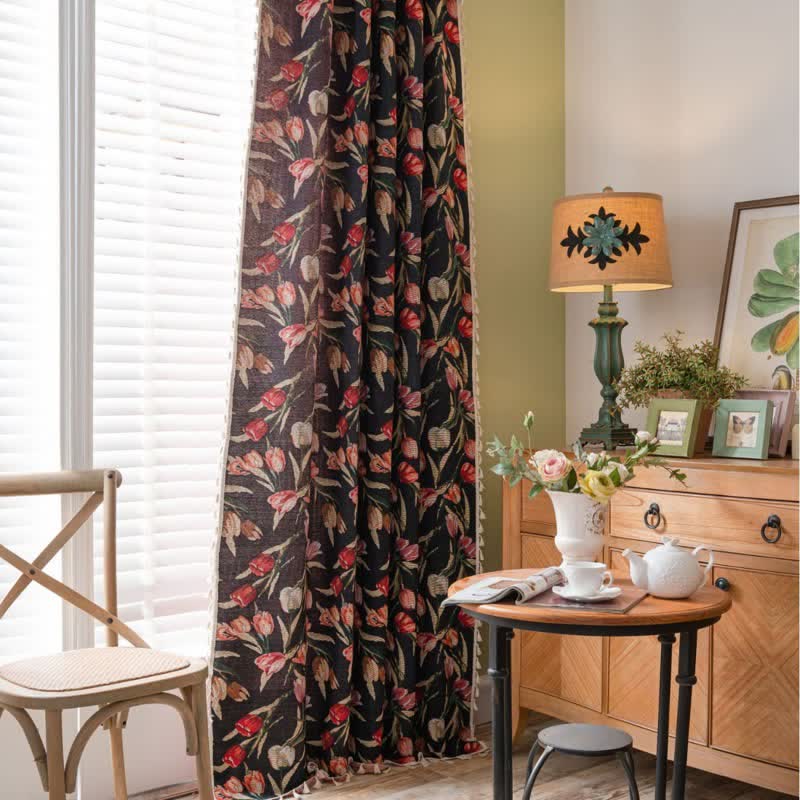 Tenda jacquard con motivo floreale di tulipani e nappe - image 1