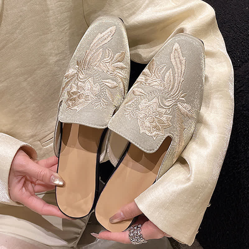 Eleganti mocassini a punta con ricami floreali. - image 11
