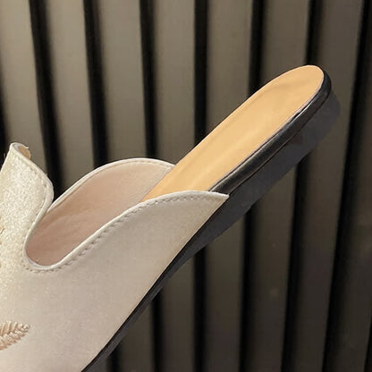 Eleganti mocassini a punta con ricami floreali. - image 6