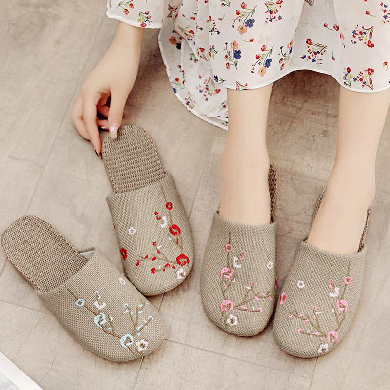 Comode pantofole in lino ricamate Plum Bossom - image 0