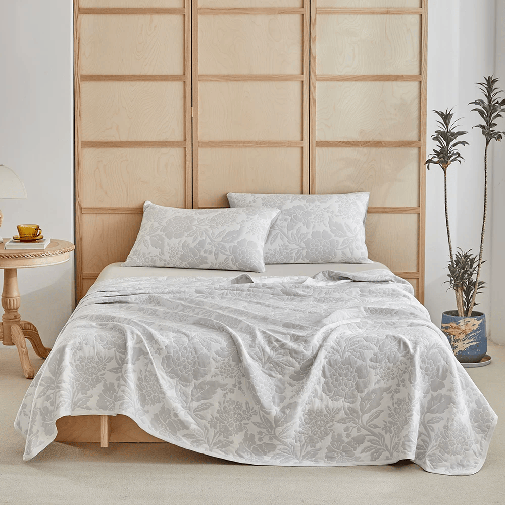 Set di biancheria da letto in cotone con motivo jacquard a peonie semplici - Grigio chiaro - Trapunta con 2 federe - Matrimoniale Grande - image 0