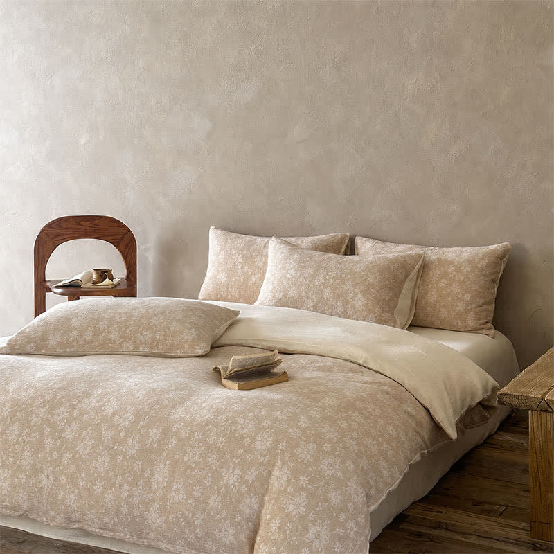 Set di biancheria da letto in cotone jacquard con delicati motivi floreali color cammello. - image 1