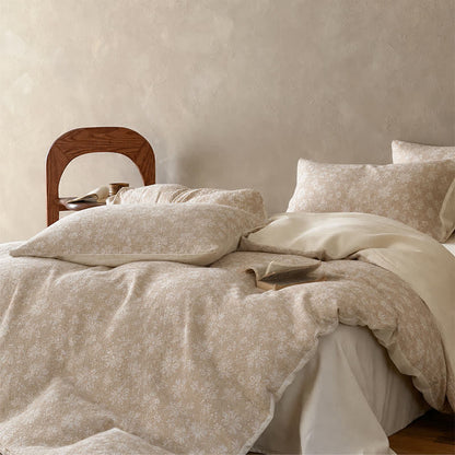 Set di biancheria da letto in cotone jacquard con delicati motivi floreali color cammello. - image 2
