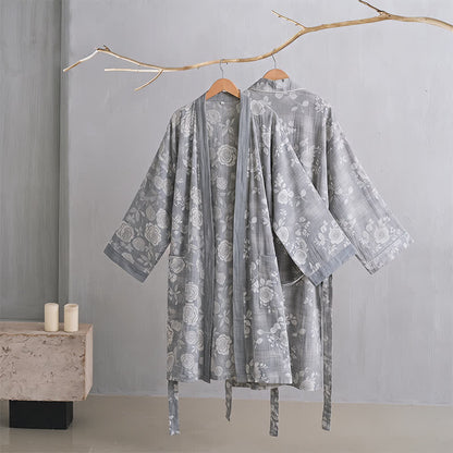 Kimono in cotone con stampa di rose color blu polvere. - image 2