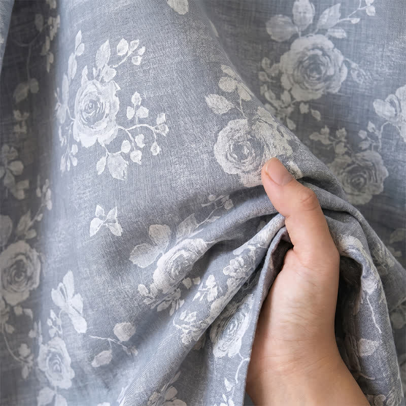 Kimono in cotone con stampa di rose color blu polvere. - image 6