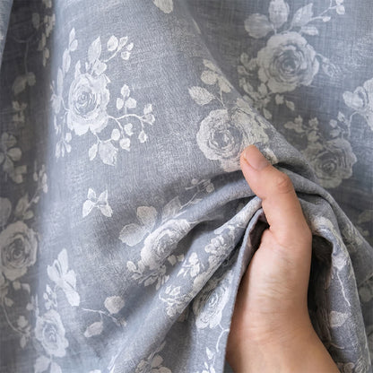 Kimono in cotone con stampa di rose color blu polvere. - image 6