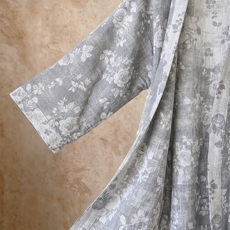 Kimono in cotone con stampa di rose color blu polvere. - image 4