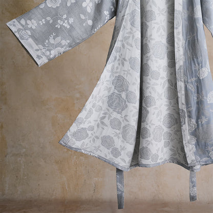 Kimono in cotone con stampa di rose color blu polvere. - image 3