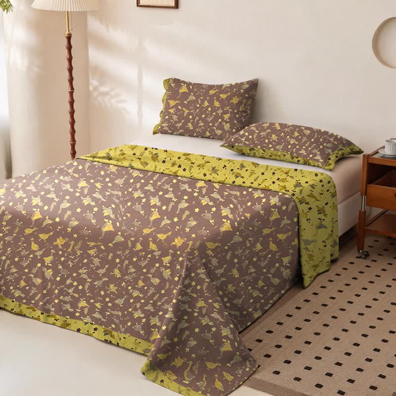 Copriletto in doppia garza di cotone con stampa floreale e motivo a papera. - image 1