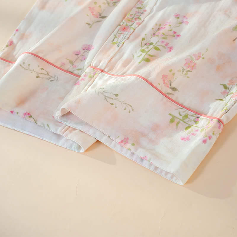 Pigiama in cotone di bambù con stampa floreale e laccetti al collo. - image 11