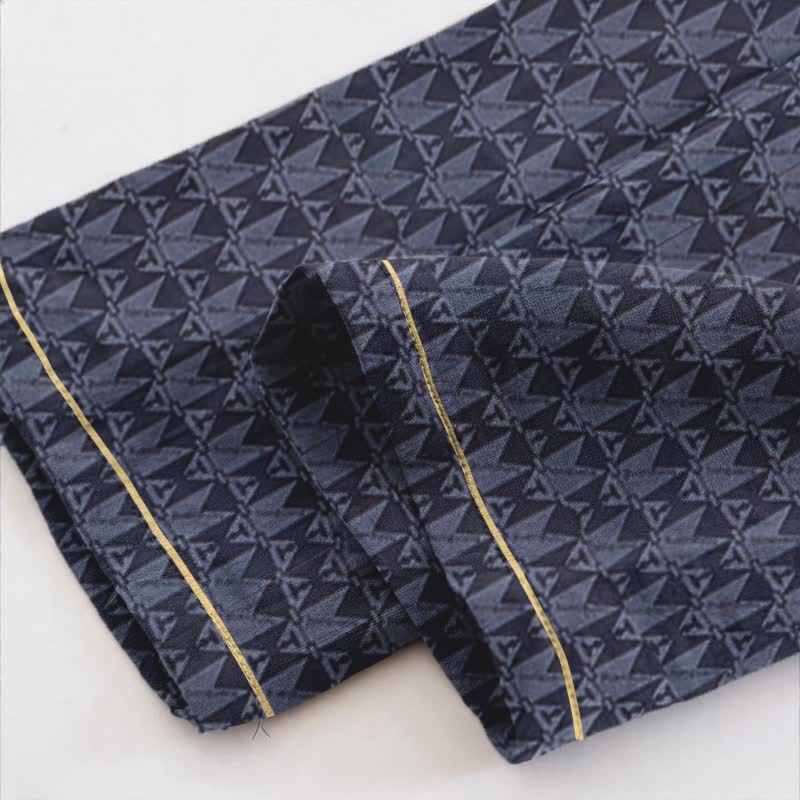 Completo da casa blu navy con motivo geometrico - image 4