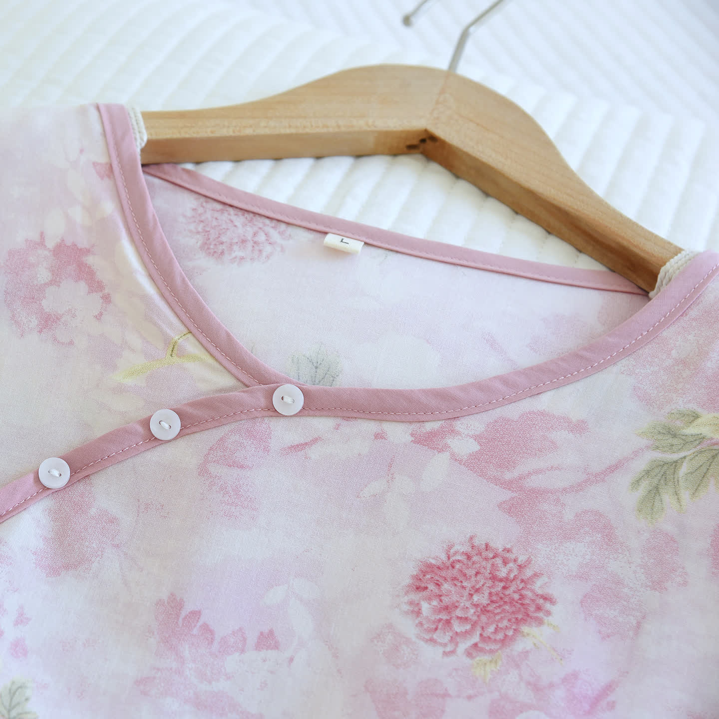 Pigiama composto da pantaloni corti imbottiti con stampa floreale di ortensie. - image 3