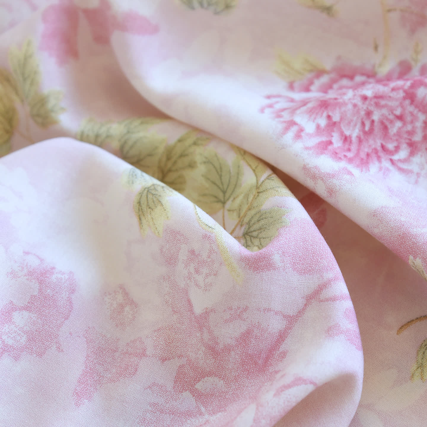 Pigiama composto da pantaloni corti imbottiti con stampa floreale di ortensie. - image 8