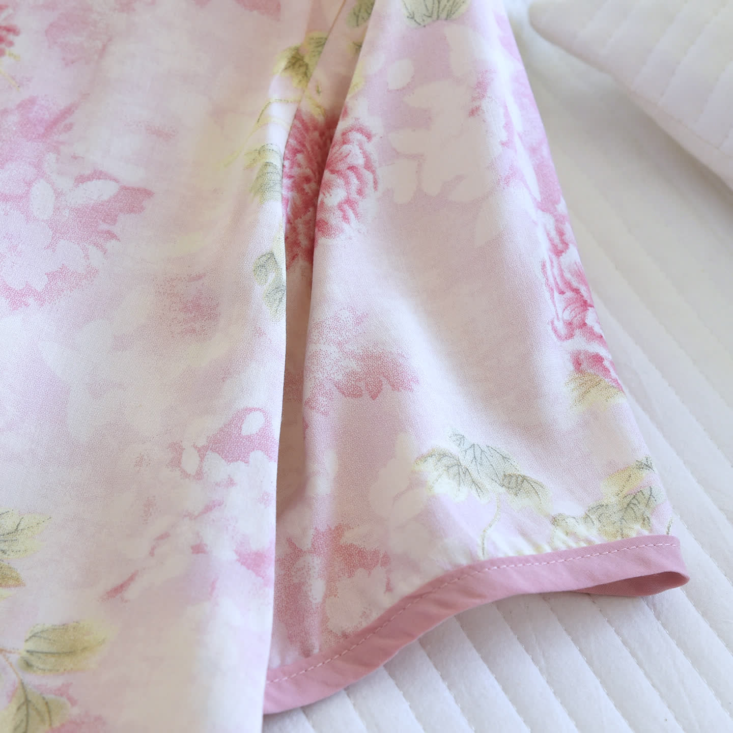 Pigiama composto da pantaloni corti imbottiti con stampa floreale di ortensie. - image 6