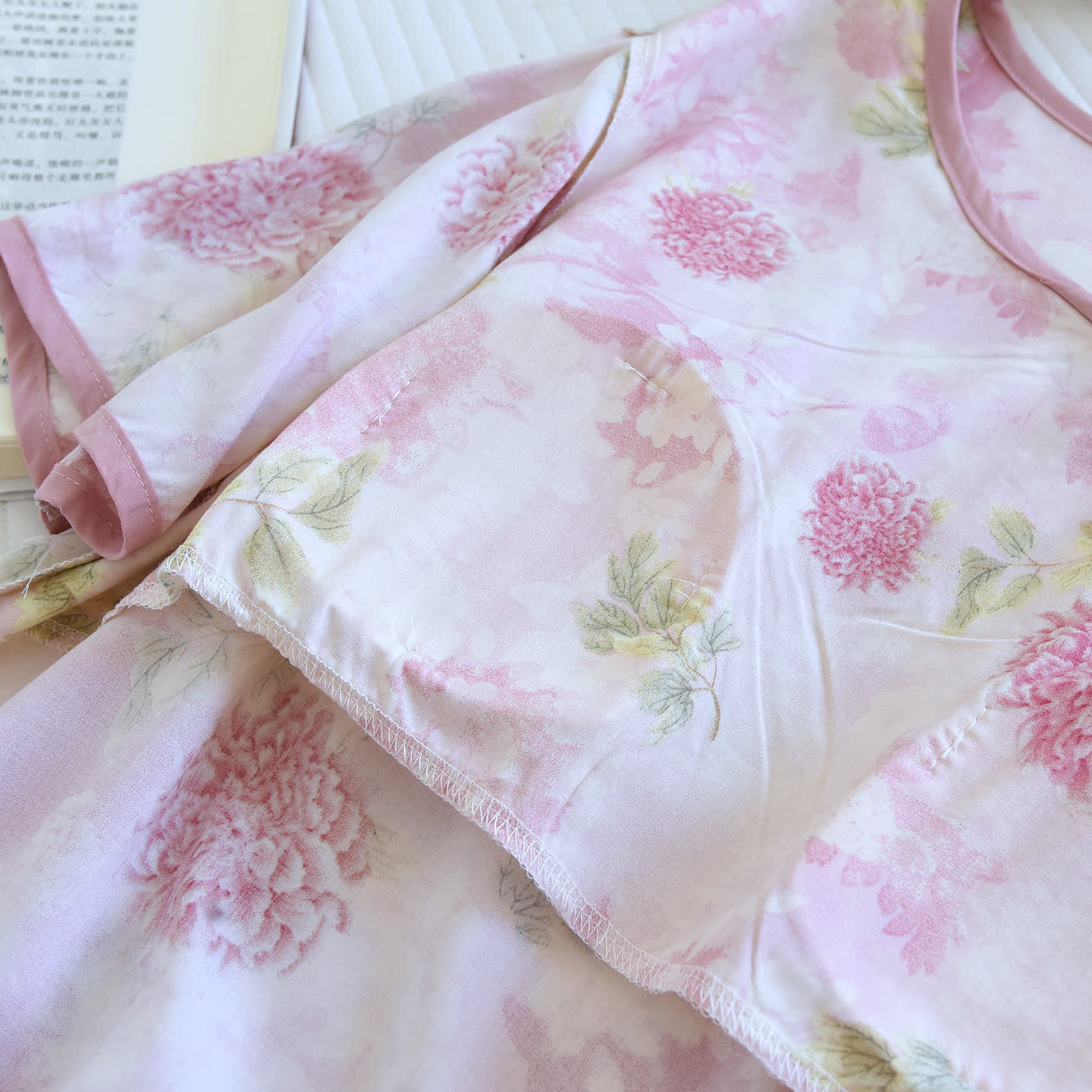 Pigiama composto da pantaloni corti imbottiti con stampa floreale di ortensie. - image 4