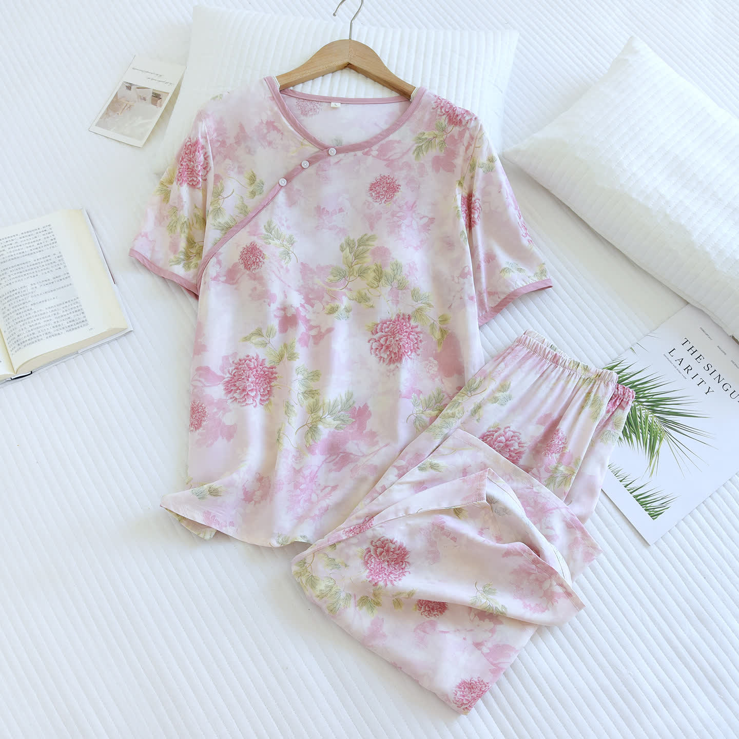 Pigiama composto da pantaloni corti imbottiti con stampa floreale di ortensie. - image 1